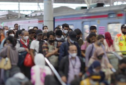 Catat Rekor Volume Tertinggi, KAI Commuter Layani 1,13 Juta Pengguna Pada Awal Minggu Juli 2024 Ini - KAI Commuter Layani 156.816.151 Orang Pada Semester 1 Tahun 2024